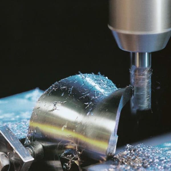 In a demanding sector, like the healthcare one, the dry electropolishing process is key to achieving the surface finish required for implants and medical instruments. 